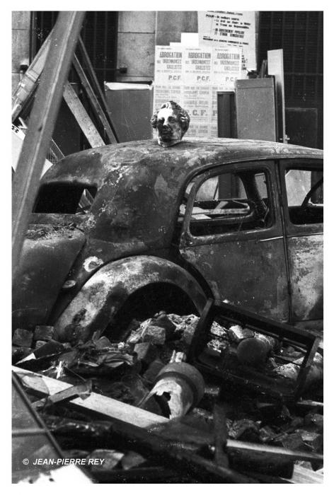 Voiture incendie devant la facult de mdecine  Paris - J.-P.-Rey-52.jpg
